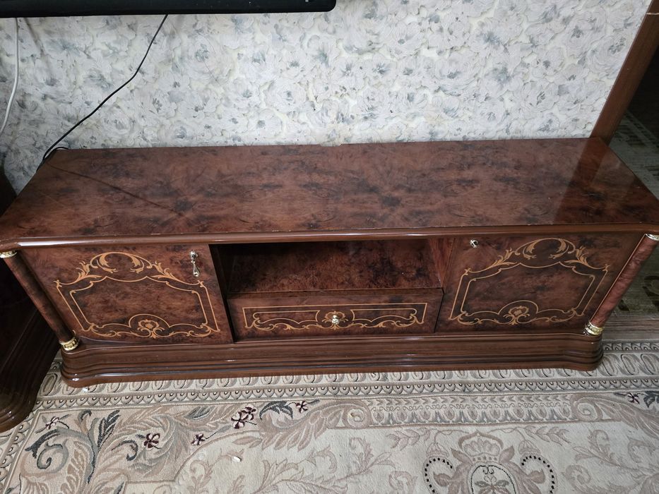 Диваны, стенка, шкаф.