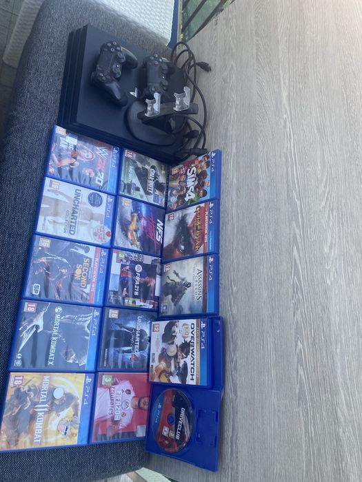 PS4 с два джоистика и зарядно с 16 игри трябва да се исчисти