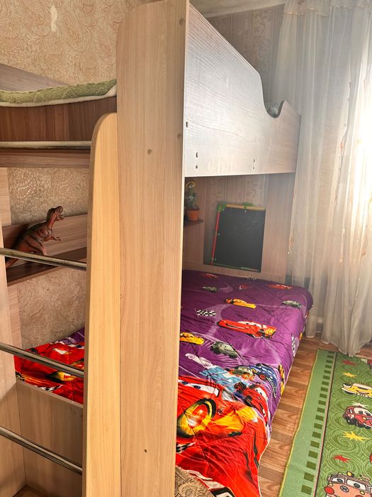 Двух яростная кровать с диваном