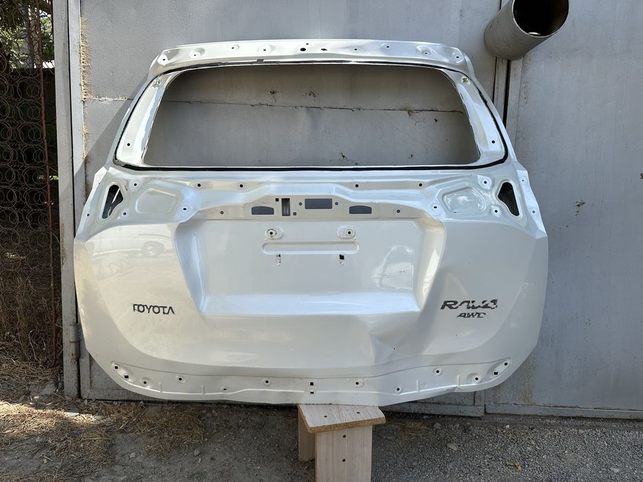 Дверя багажника,багажник Rav4.