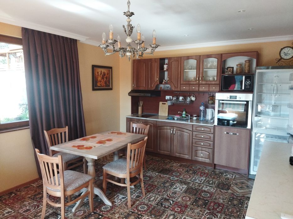 Продава тристаен апартамент в топ центъра на Пампорово