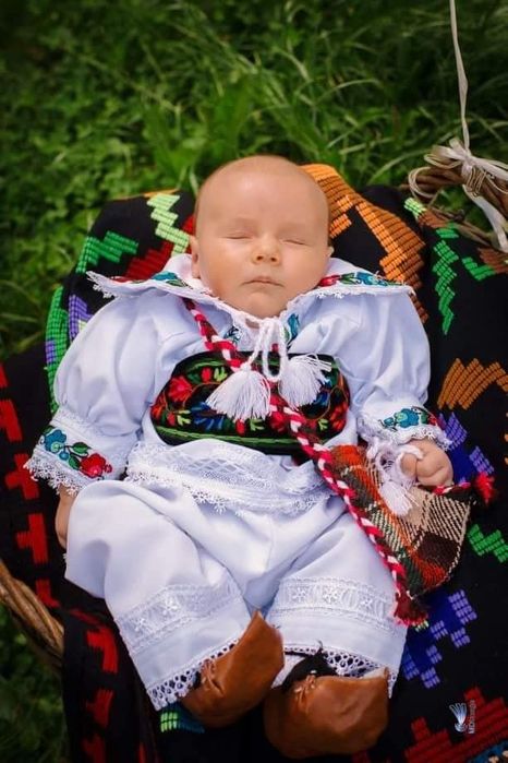 Costum popular botez băieți de Maramureș cu opinci și ciorapi