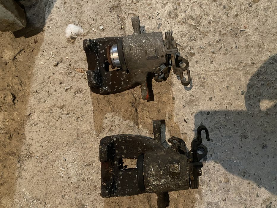 Продавам комплект  дискове и задни апарати за Фолксваген Туран 2004