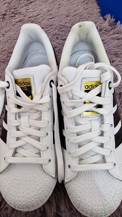 Adidași Adidas Superstar.