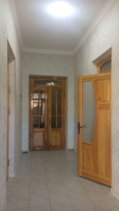 Tashmi postidan 3.5 km kirganda 3.80 sotix 6ta xona oshxona padval