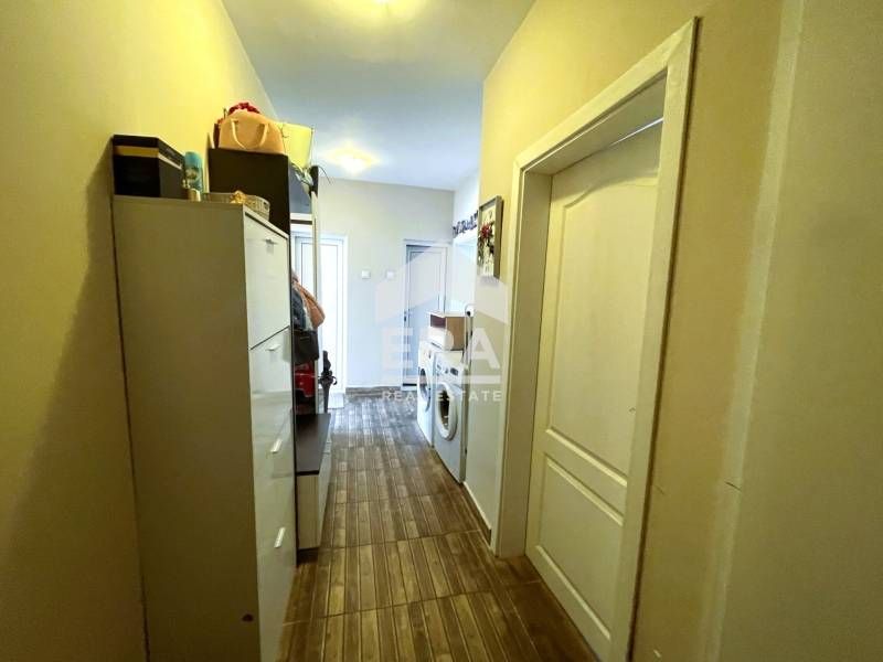 Тристаен обзаведен апартамент, център