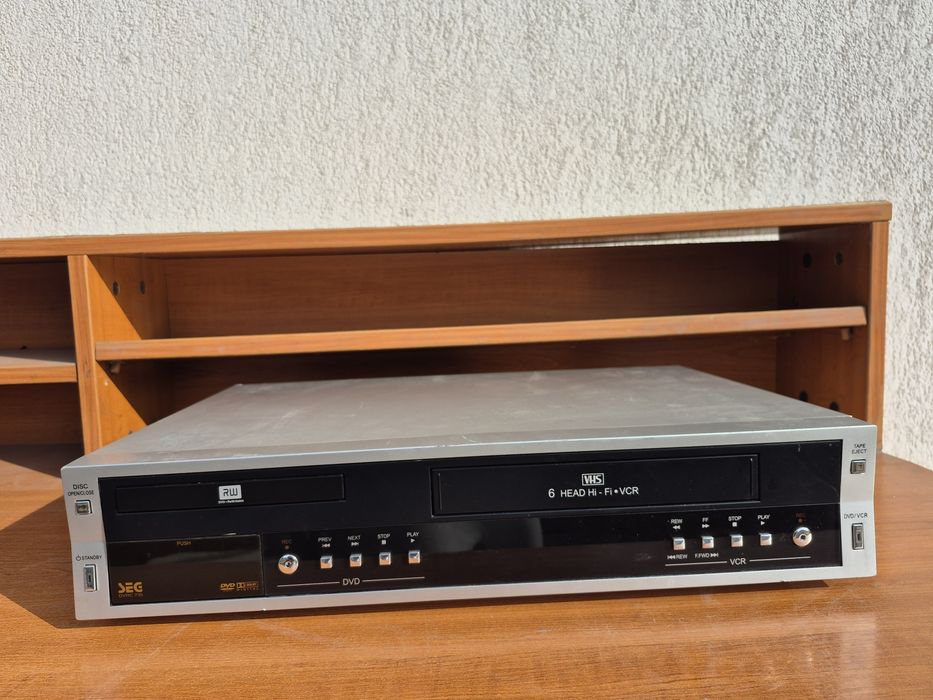 Vând DVD recorder/VHS VCR combo marca SEG, model DVRC 735 ,made in  Slovakia