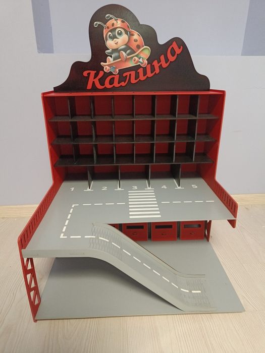 Писта с гаражи, подходяща за колички Hot wheels и по-големи