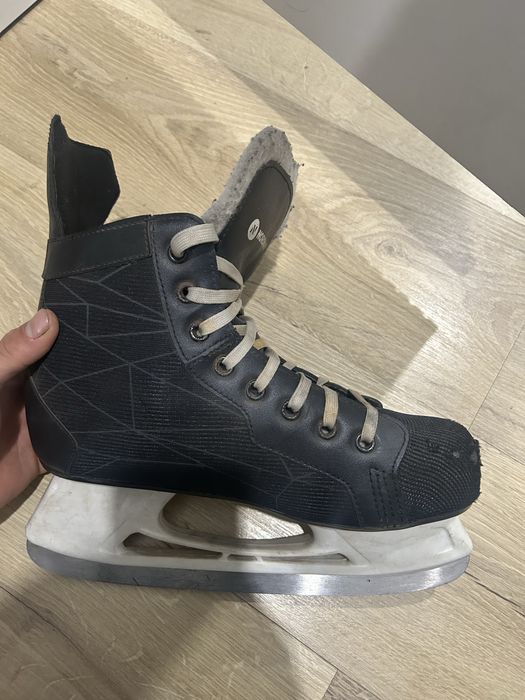 Коньки сатылады.