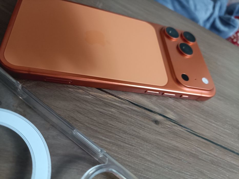 iPhone 17 Pro Max. Муляж, с чехлом.