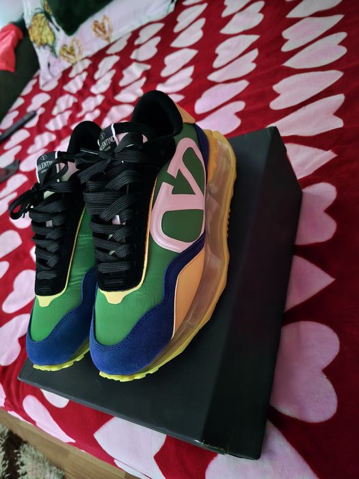 Vand adidasi valentino noi