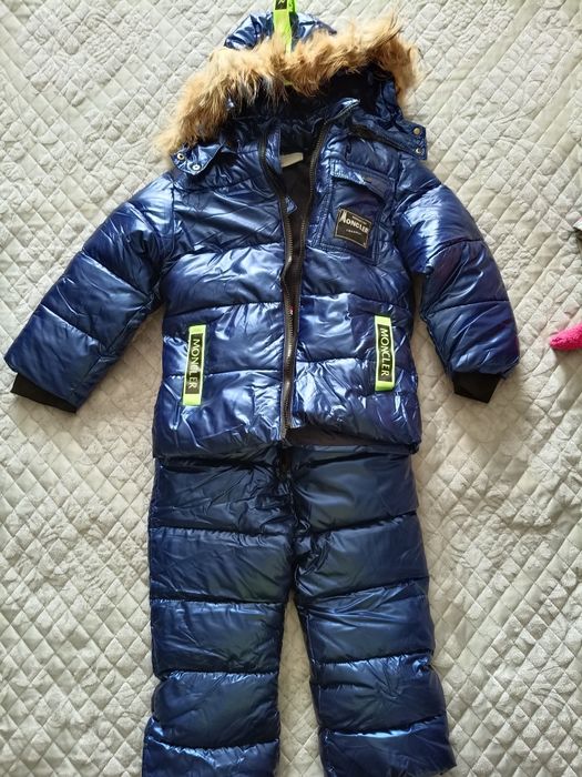 Продам зимние комбинезоны для девочки