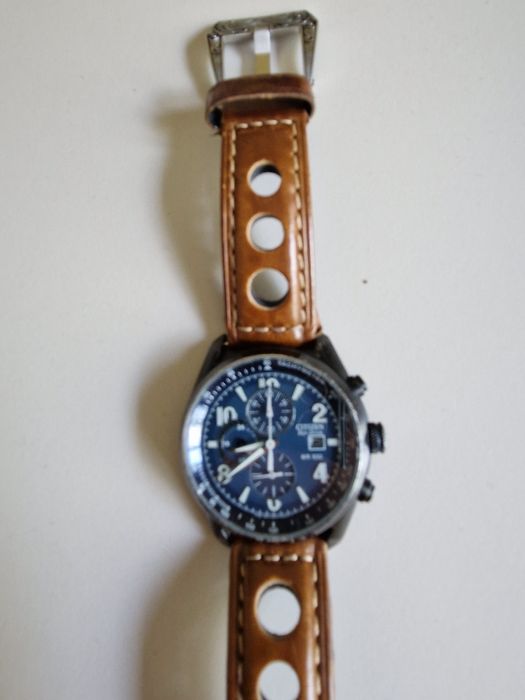 Часы Citizen Eco Drive.