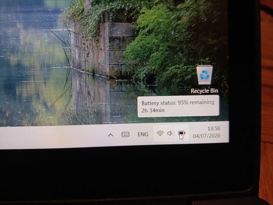 Продавам отличен Dell Latitude 7280 13" бизнес лаптоп с touch screen 8гб рам, 256гб ssd хард, i5 10th gen CPU, отлична батерия