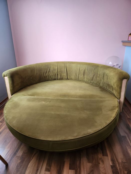 Кръгла спалня - диван