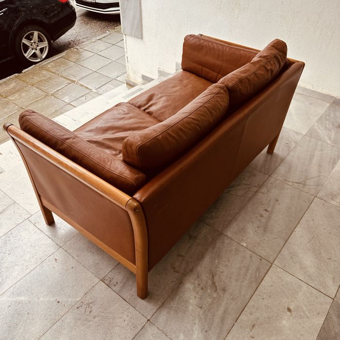 Двуместен  датски диван естествена кожа с масивна дървена конструкция