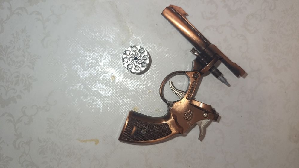 Револьвер на пистонах