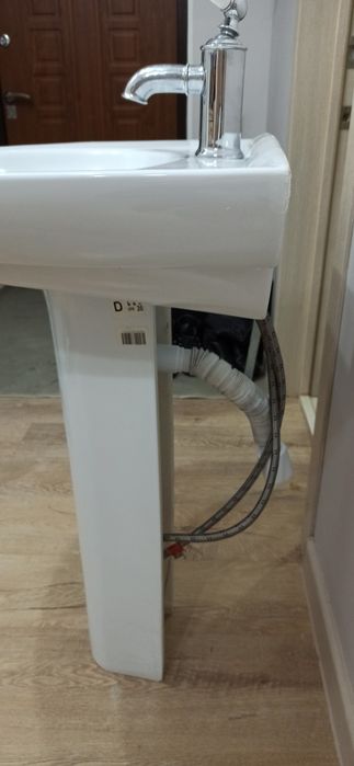 Умывальник с пьедесталом 20000