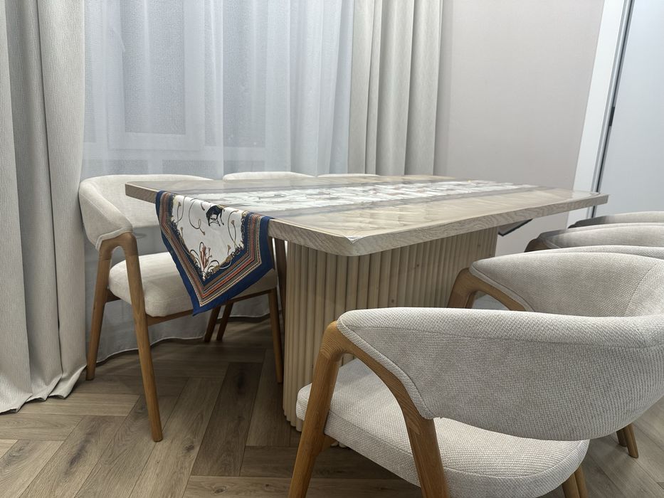 Деревянный стол на 8 человек