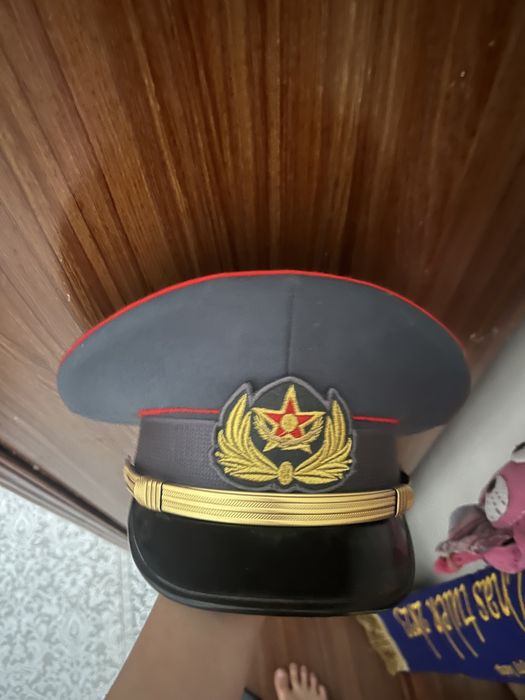 Ұйықтап жатқан мас әйелді колготка киген