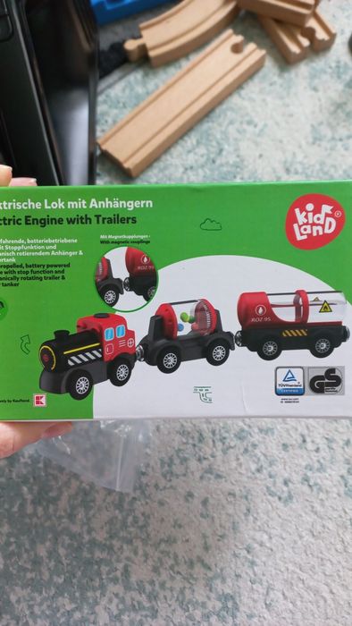 Дървени релси и влакче на батерии,строителна площадка,пожарна,и др.