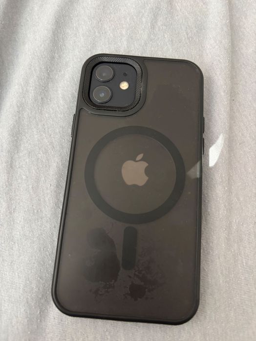 Продавам iPhone 12