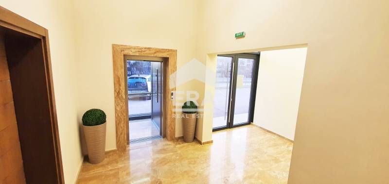 Просторен офис, тип "open space", завършен до ключ, с лице на голям, о