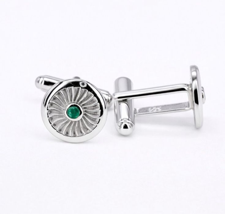 Butoni placati cu aur, cu diamante si smaralde