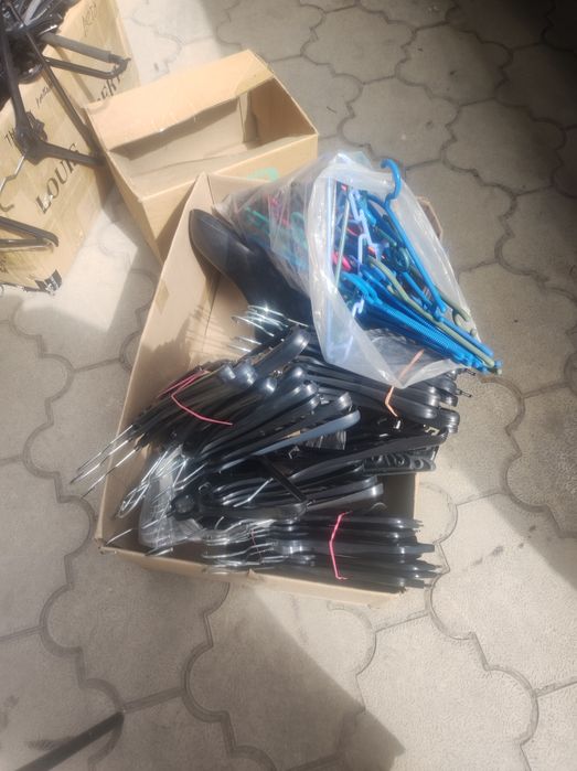 Стойки и вешалки плечики