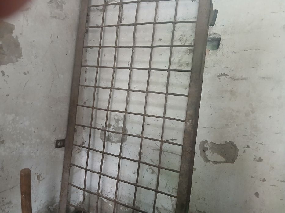 Темир решётка сотилади.