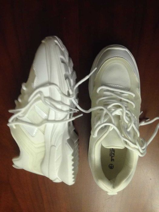Кроссовки белые размер 39 новые