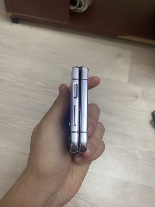 Galaxy Z Flip4 продам