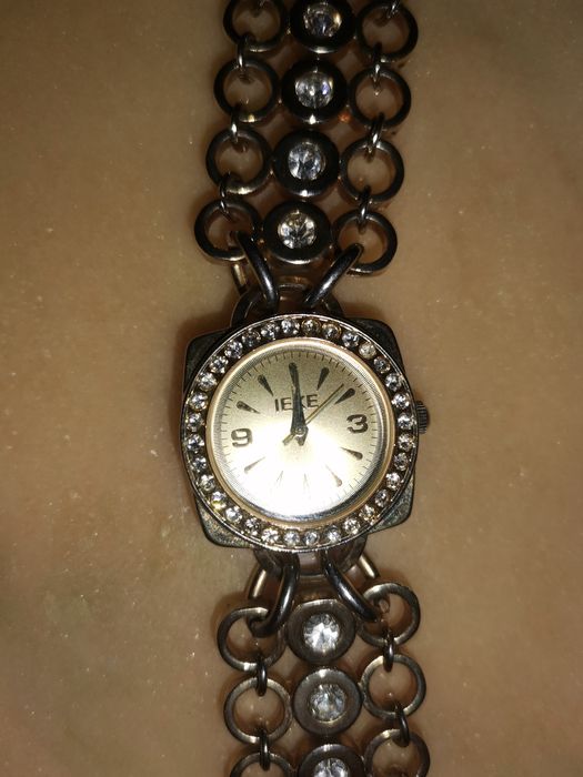 Vând ceas de damă funcțional