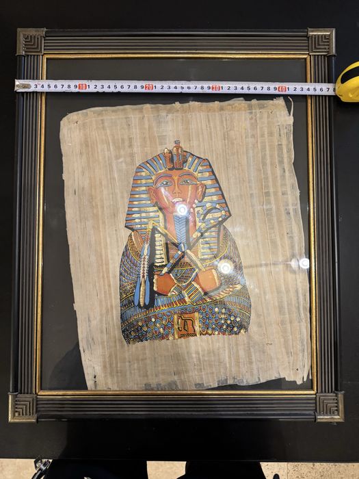 Pictura pe panza de papirus egipteana , inramata cu faraonul rege Tutankhamun ,cu masca de aur