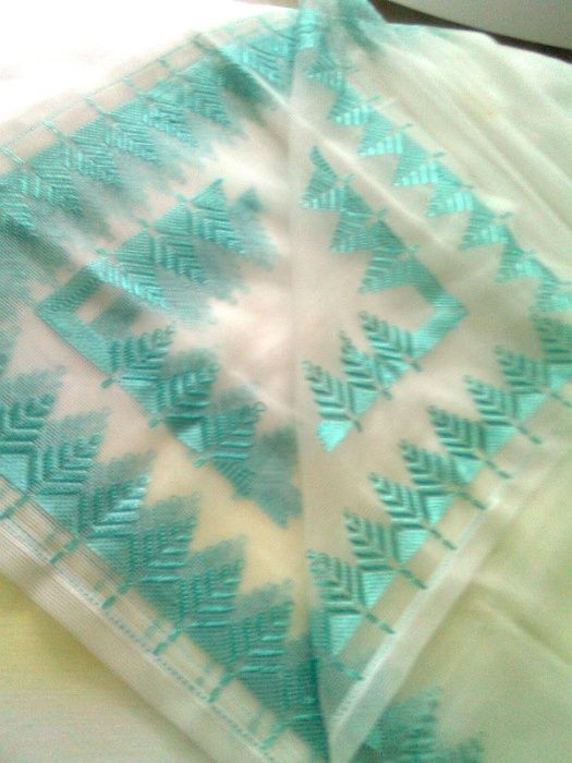 Зелена дантелена покривка за маса , бродирана с коприна +каре