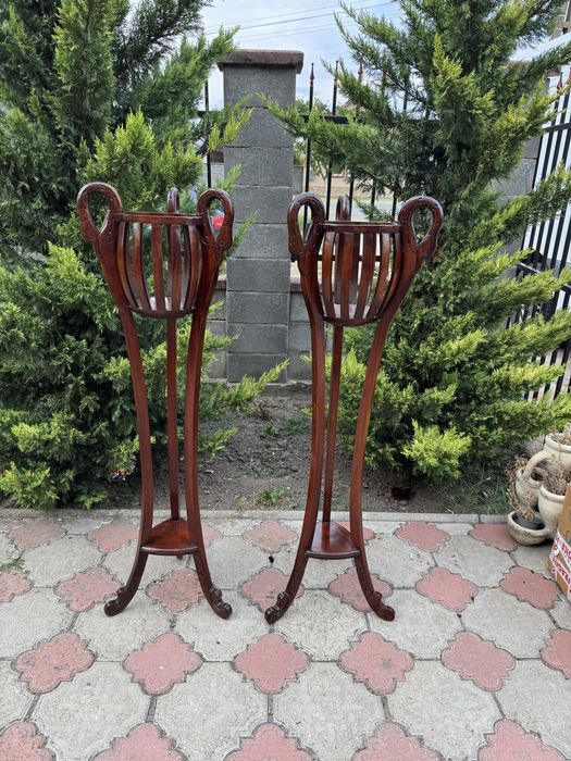 Pereche jardiniere din lemn cu sculpturi in forma de lebada