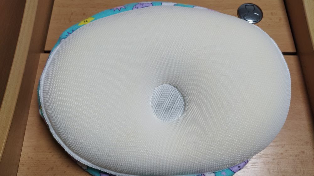 Анатомична бебешка възглавница L Л с калъфка Anatomic help Greece