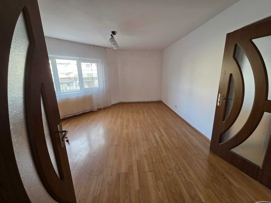 Închiriez apartament ultracentral cu 3camere, 2 bai et 1, 1 Mai