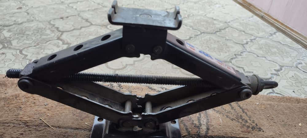 Продам домкрат оригинал.