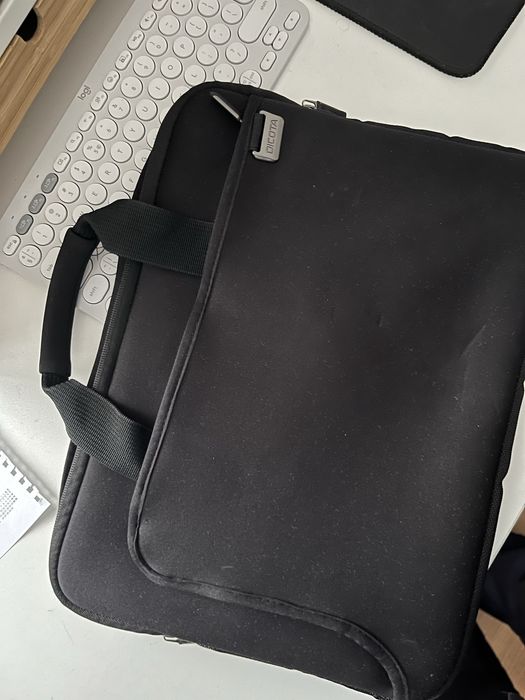 Vând geanta laptop Dicota Smartskin