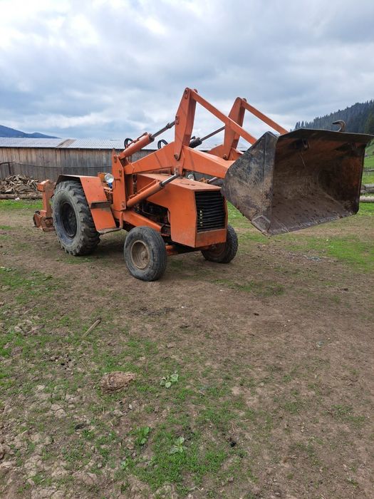 Tractor Ford,încărcător frontal,totul funcțional