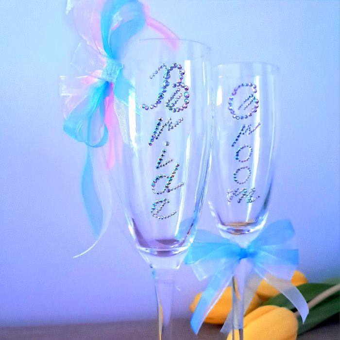 Сватбени ритуални чаши, ръчно украсени с кристални камъчета.