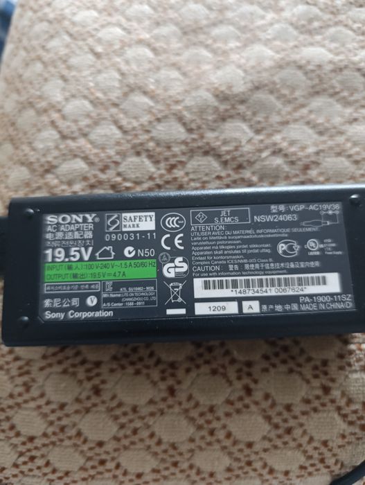 Зарядки на ноутбуки разные