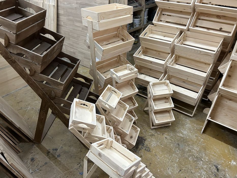 Мини стъпаловидни дървени стелажи с мини щайги