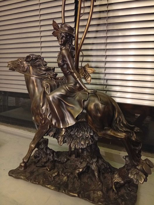 Нощна лампа статуетка