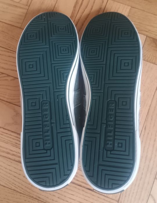 Оригинални мъжки сникърси Tommy Hilfiger
В отлично състояние
Номер