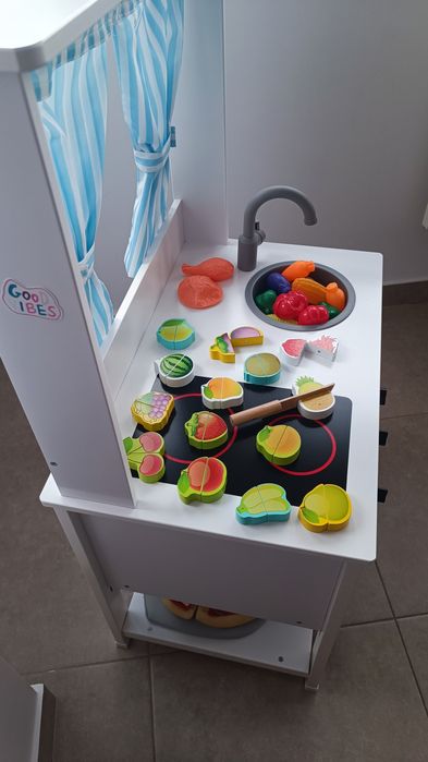 Bucătărie din lemn cu tăblița de scris/colorat cu creta; Jucarie copii 3-8 ani, foarte rezistenta, cu accesorii și costum de bucatar