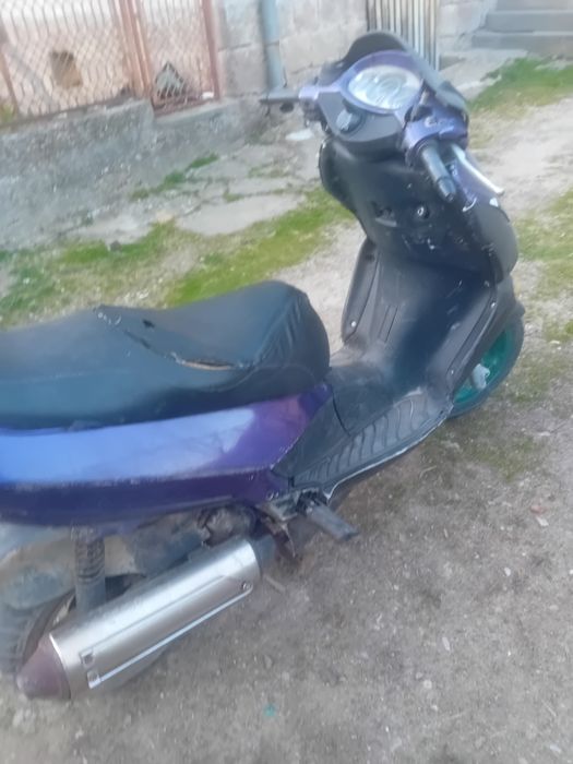 Vând aprilia leonard 150