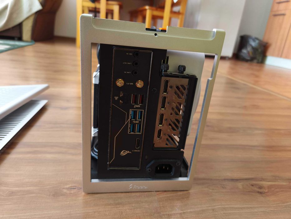 Mini-ITX PC ( RTX 4070 Ti, 32Gb Ram, 3.5 Gz proc, 750w power )