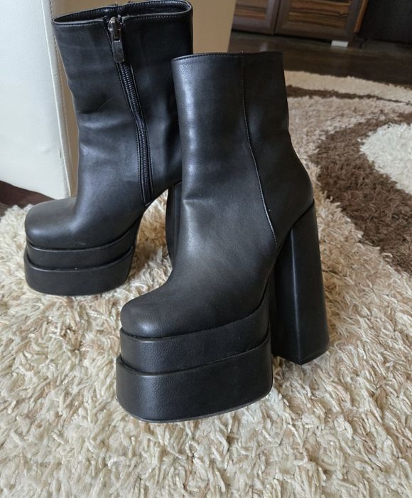 Боти с дебел ток